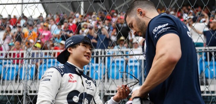 Tsunoda, junto a su ingeniero