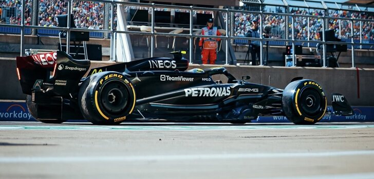 Hamilton, en el pit lane de Silverstone