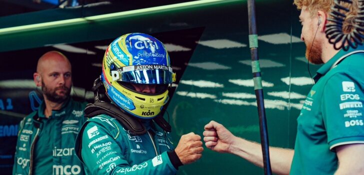 Alonso choca la mano a su ingeniero