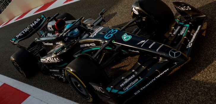 Russell, en los boxes de Yas Marina