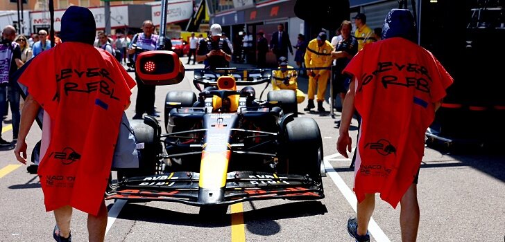 Verstappen, en os boxes de Mónaco