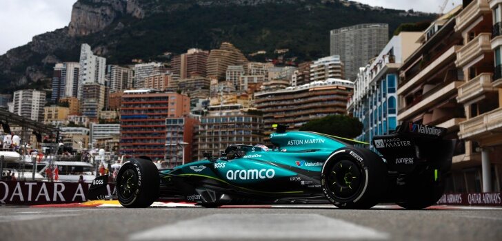 Alonso, en los boxes de Mónaco