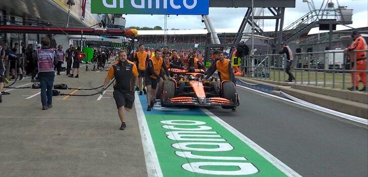 Los ingenieros de McLaren empujan el coche de Piastri