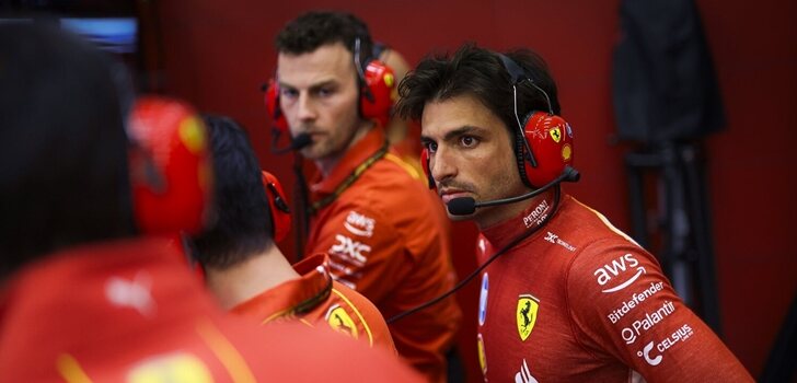 Sainz, en boxes junto a sus ingenieros