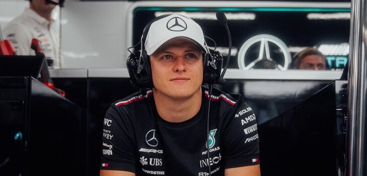 Schumacher, en el box de Mercedes