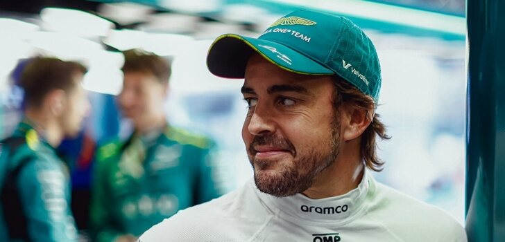 Alonso, en el box de Aston Martin