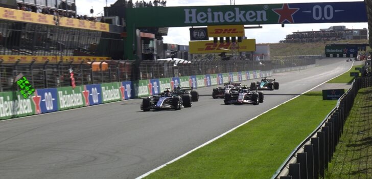 Cinco coches en recta en Zandvoort