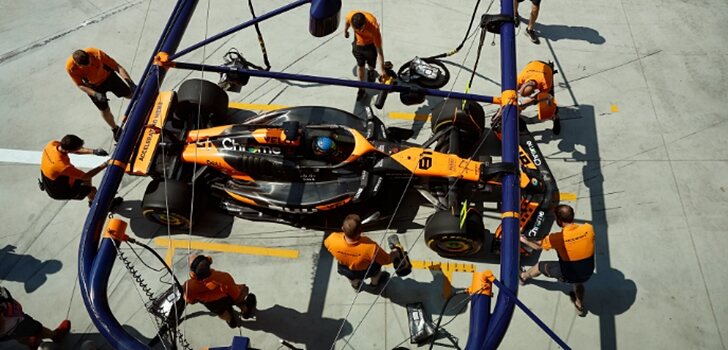 Piastri, en los boxes durante los Libres de Monza