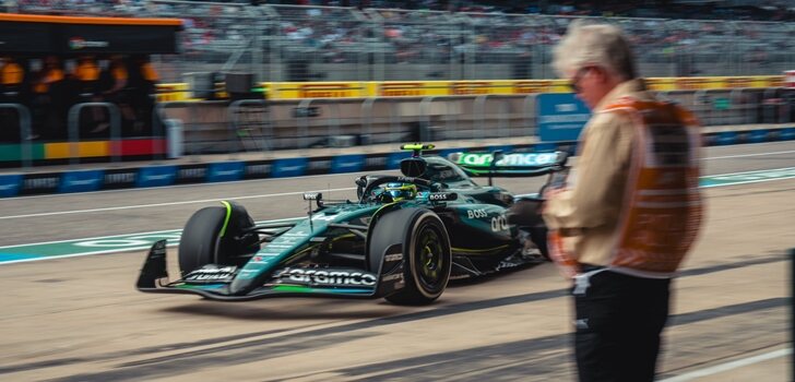 Alonso, en los boxes de Austin