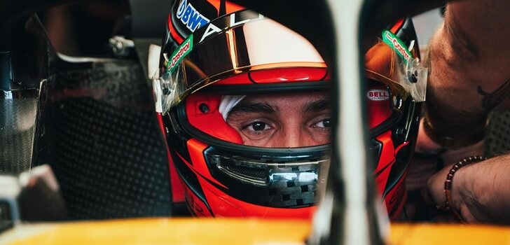 Ocon, en los boxes de Austin