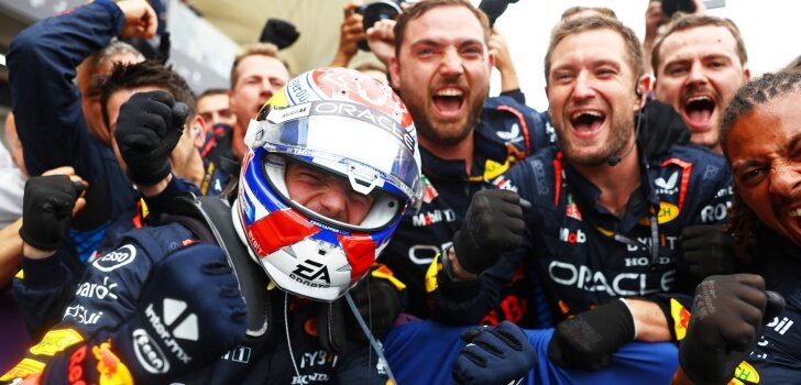 Verstappen celebra la Victoria en Brasil con su equipo