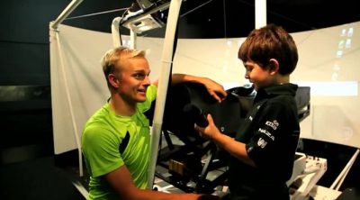 Heikki Kovalainen, entrevistado por un niño