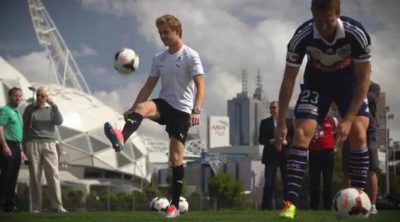 Nico Rosberg se reta con los futbolistas del Melbourne Victory