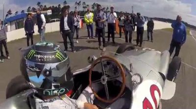 Rosberg se apunta a la moda del 'selfie' con el W196 de 1954 de Fangio